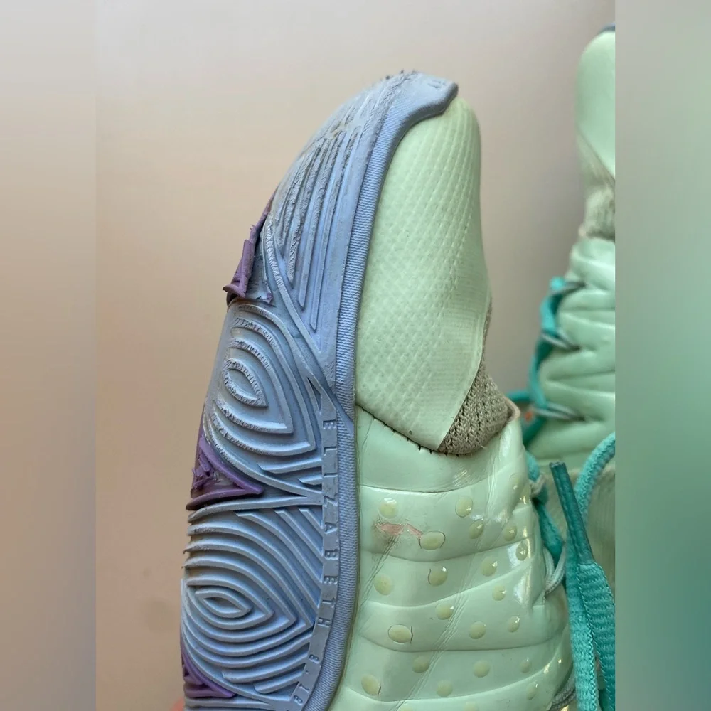 Nike | Size 10 Kyrie SpongeBob‎ Squidward Basketball Sneakers